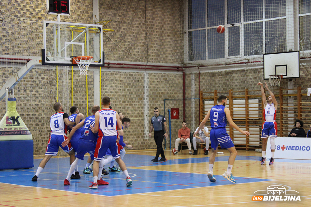 Košarkaši Radnika jedina neporažena ekipa: Rutinski savladana Varda (FOTO)