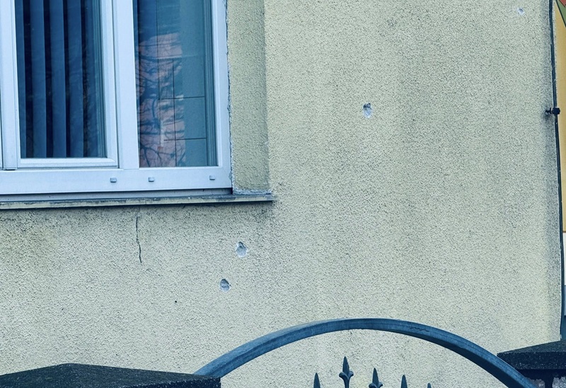 Građani uznemireni: Meci tokom razmjene vatre između policije i pljačkaša u Kalesiji završili i u zidu škole i zgrade opštine