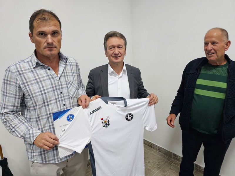 Načelnik Perić u Ravnom Polju: Dar Fudbalskom klubu „Budućnost“