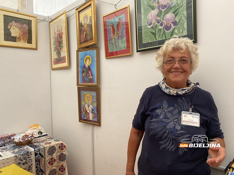 Bijeljinska slikarka izrađuje unikatne radove na kineskoj svili: Umjetnošću dopunjava kućni budžet (FOTO)