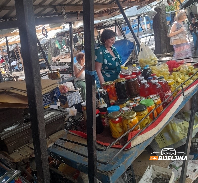 Semberske domaćice već spremile zimnicu: Provjerili smo cijene i ponudu na bijeljinskoj pijaci (FOTO)