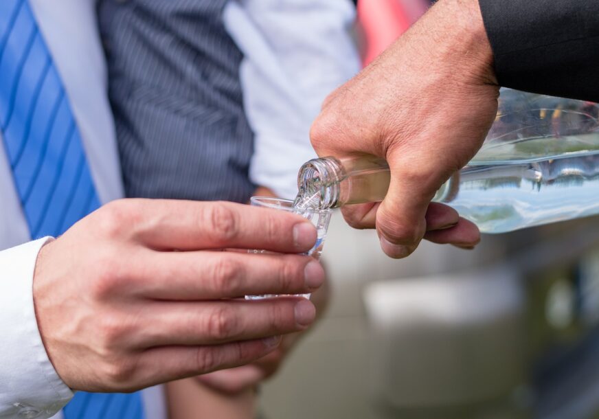 Zamislite svadbu BEZ DOMAĆE RAKIJE: Ugostitelji u velikoj nedoumici, šta se smije posluživati u svečanim salonima širom Srpske