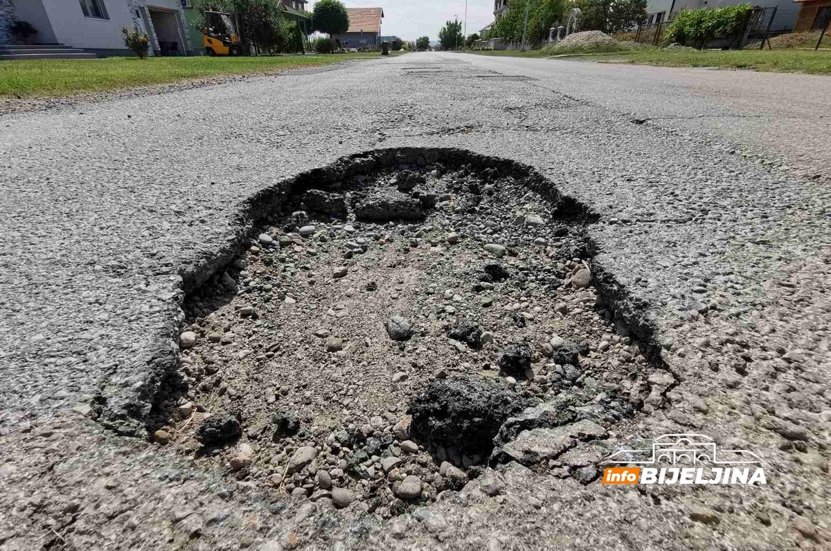UZALUDAN VAPAJ mještana naselja Koviljuše: Putevi PUNI KRATERA, a niko ne reaguje (FOTO)