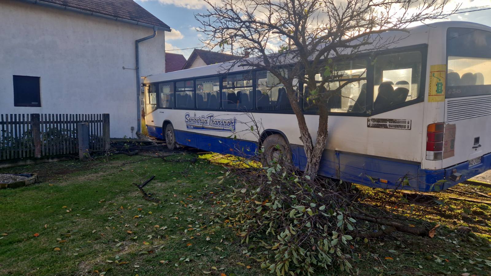 Nezgoda kod Bijeljine: Autobus udario u kuću (FOTO) 