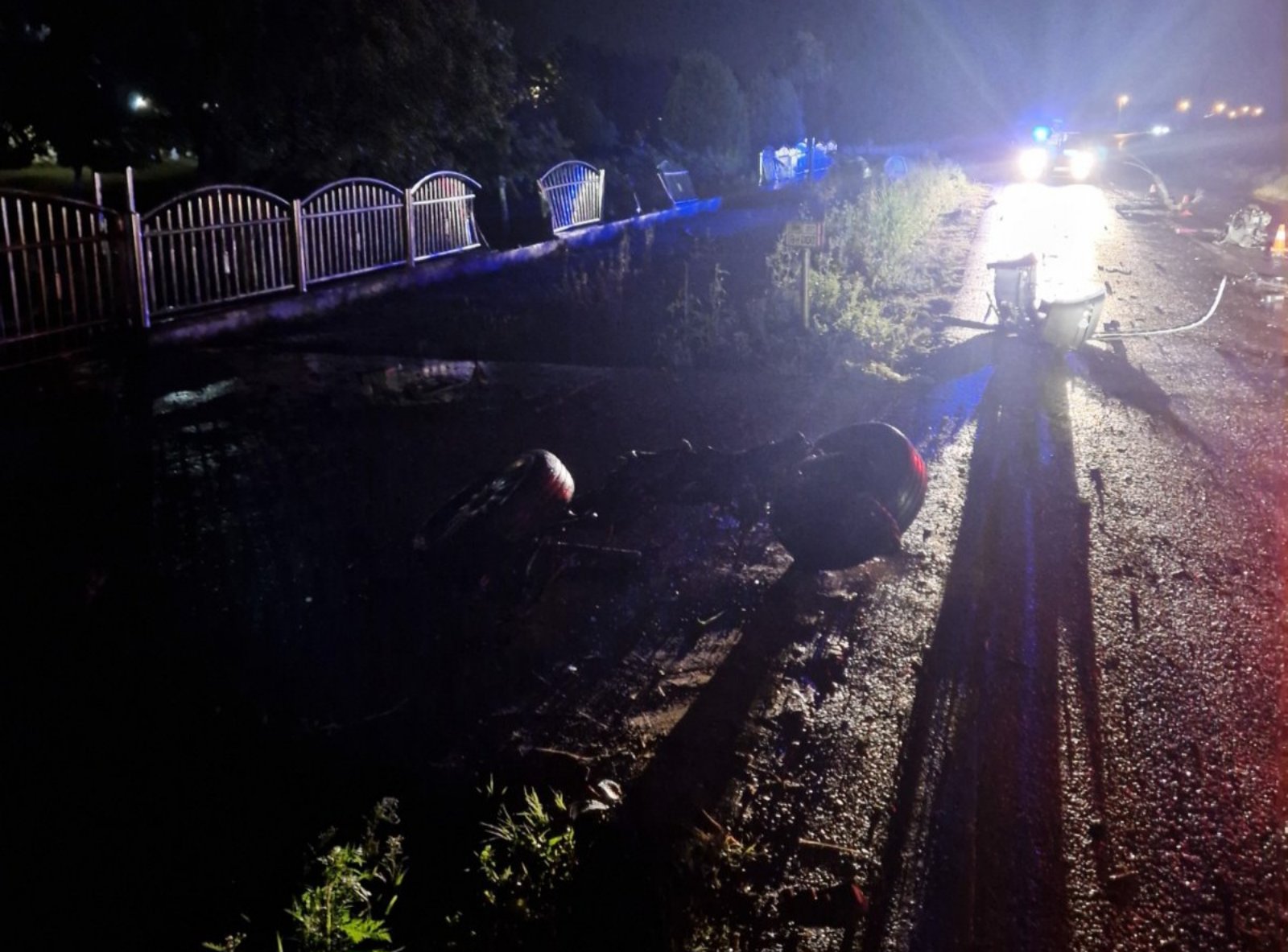 Nezgoda kod Bijeljine: Vozača odvezla Hitna, autu od siline udara otpali točkovi