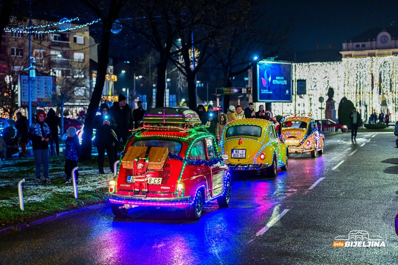 Oldtajmer šou u Bijeljini okupio ljubitelje starih automobila (FOTO)