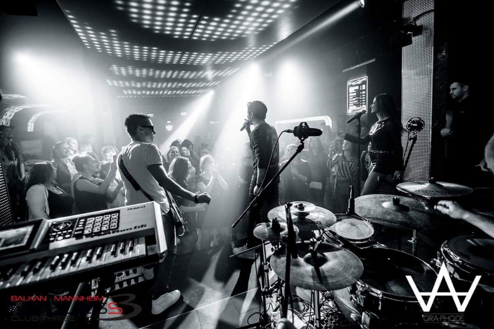 Bijeljinski gitarista Nemanja Tešić svirao sa regionalnim muzičkim zvijezdama: Svoje znanje sada prenosi na druge (FOTO)