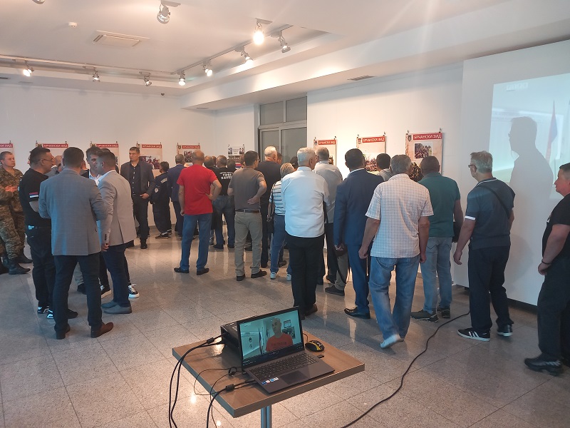 Bijeljina: Otvorena izložba ratnih fotografija „Brčanski zid“ (FOTO)