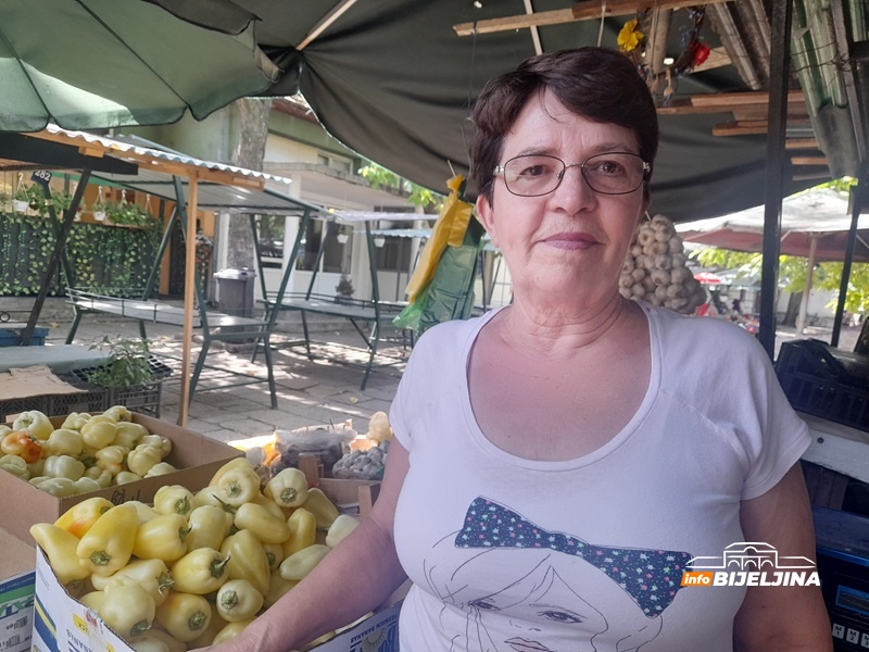Semberske domaćice već spremile zimnicu: Provjerili smo cijene i ponudu na bijeljinskoj pijaci (FOTO)