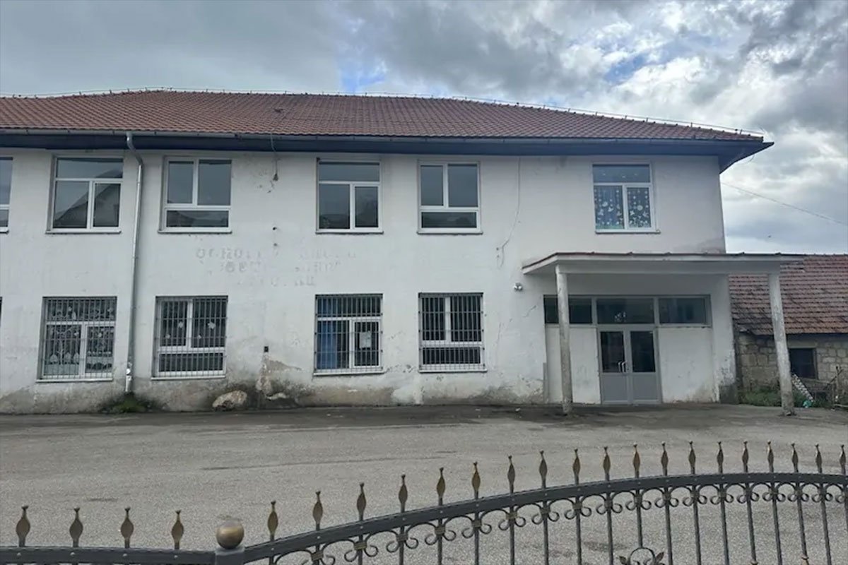 Nastavnik iz Gacka napadnut na času: Roditelj ga uhvatio za vrat i zaprijetio