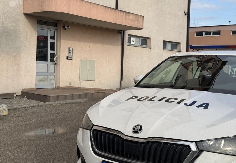 Prvi snimci ispred zgrade strave i užasa: Monstrum golim rukama usmrtio ženu i maloljetnog sina