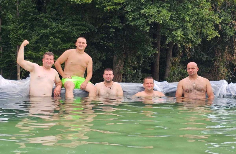 Snalažljivi Semberci pronašli spas od žege: Bazen napravili od bala sijena (FOTO)