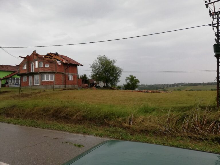 Olujno nevrijeme zahvatilo Prnjavor: Vjetar čupao stabla i krovove sa kuća 