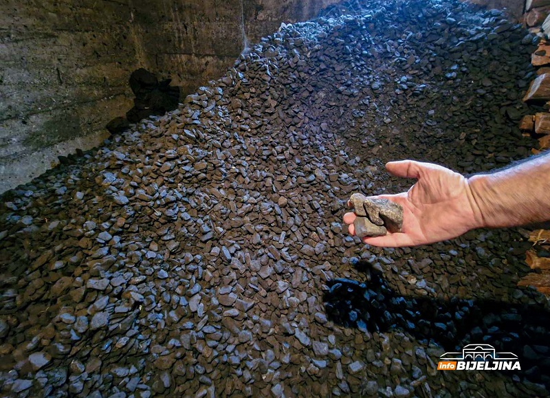 Bijeljinac ostao bez teksta: Kupio ugalj, a dobio i kamenje (FOTO)