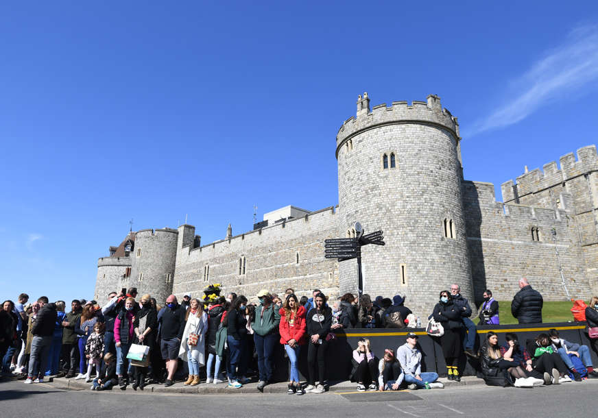 Incident tokom sahrane princa Filipa: Žena u toplesu trčala ispred dvorca i uzvikivala 
