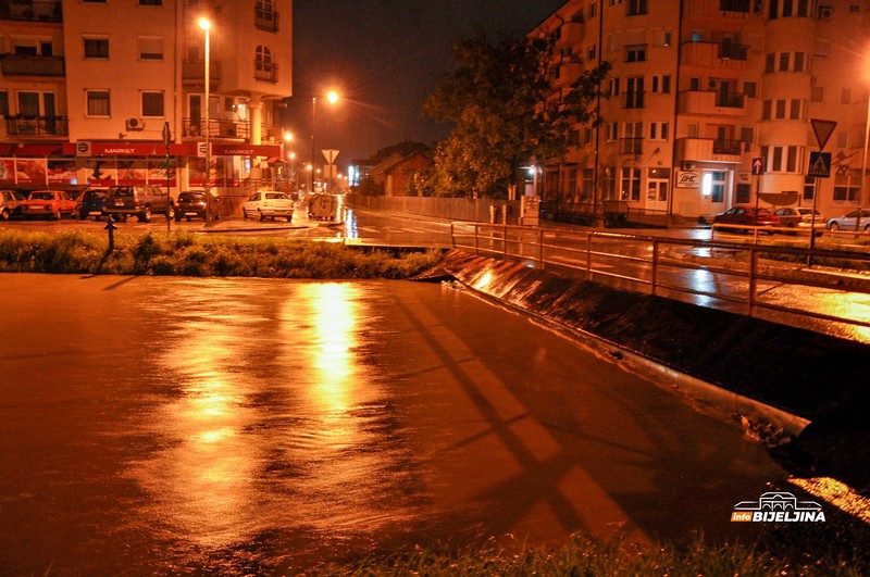 Deset godina od katastrofalnih poplava u Semberiji – prizori koji se ne zaboravljaju lako (FOTO)