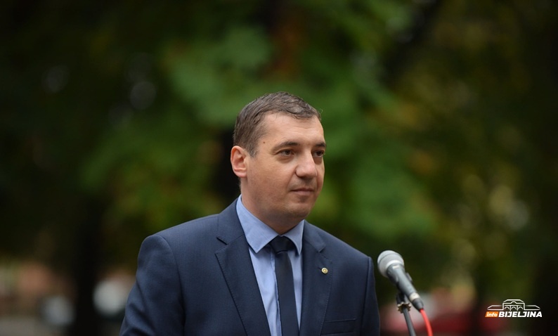 Ko plaća štetu vozačima zbog rupa na putevima u Bijeljini: Advokat objasnio sve detalje (FOTO)