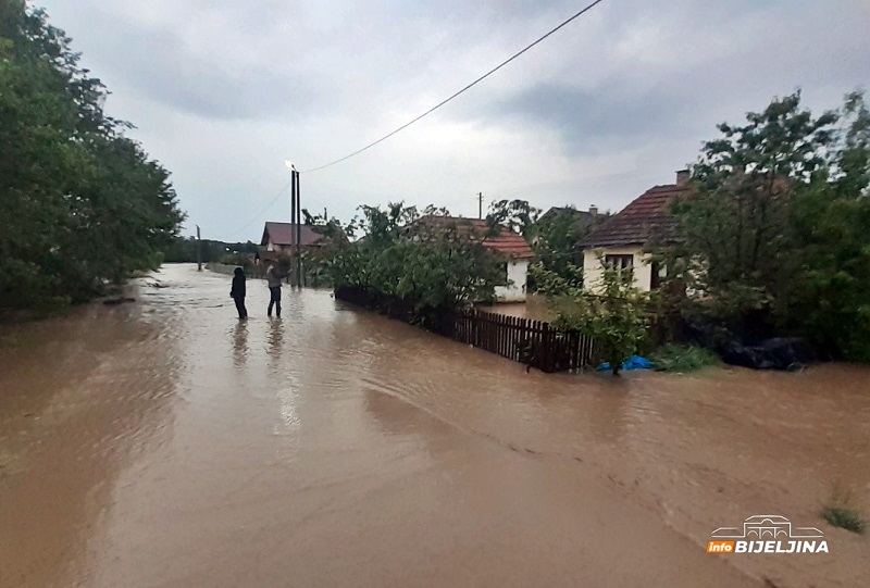 Voda zaplavila kuće u selu kod Ugljevika, na terenu vatrogasci (FOTO)
