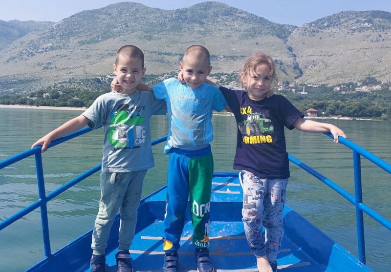 Poslije karcinoma i operacije dobili trojke: Porodična priča iz Zvornika koja vraća vjeru i nadu /FOTO/