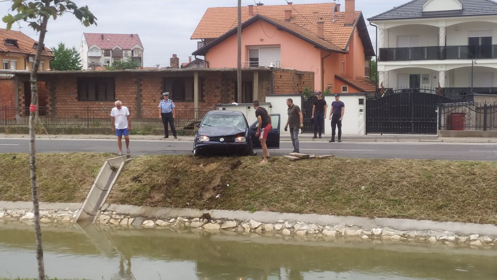 Vozilom sletio u kanal Dašnica (FOTO) 
