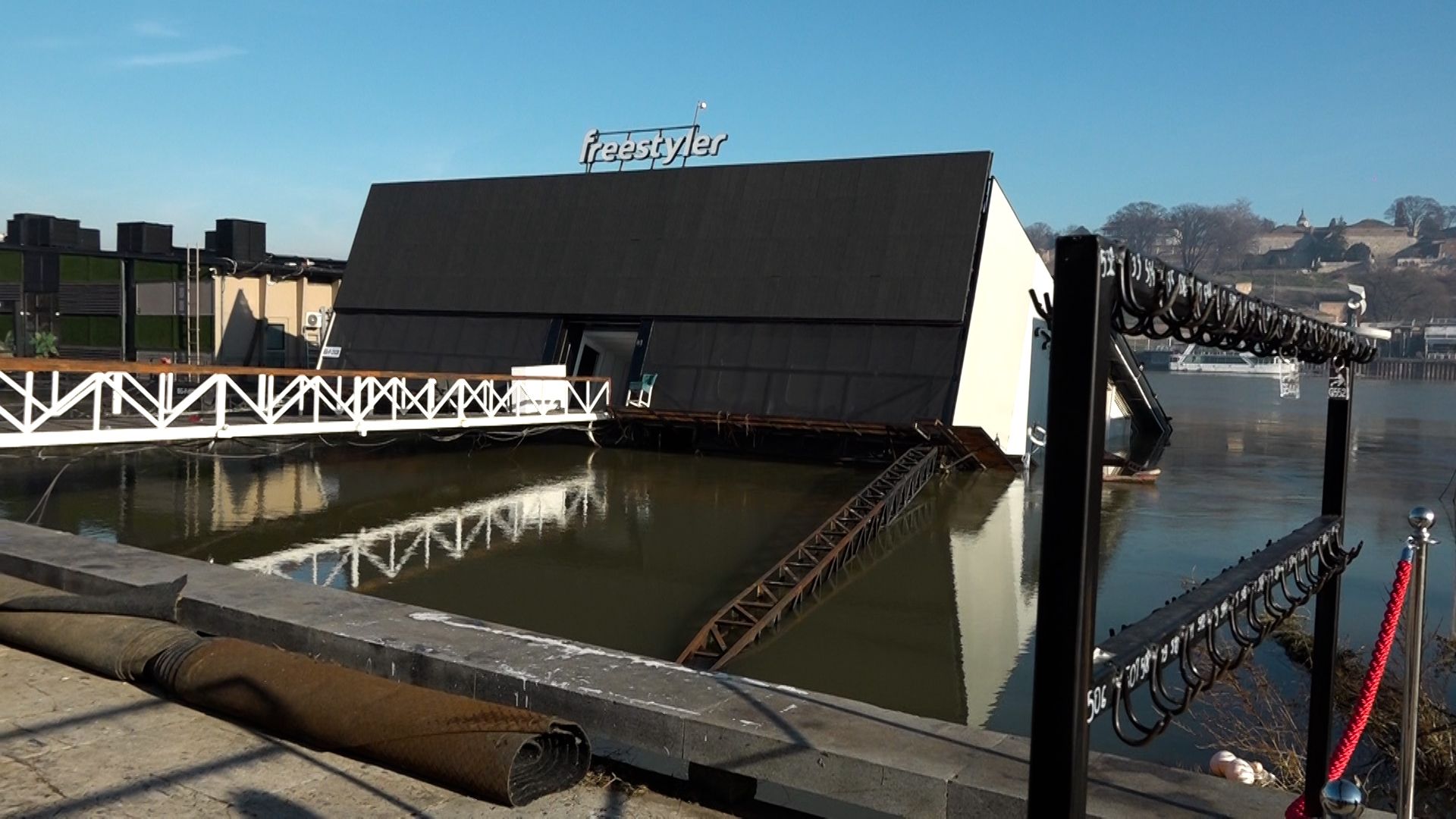 Isplivao cjenovnik sa potonulog splava: Cijene bolesno paprene (FOTO)