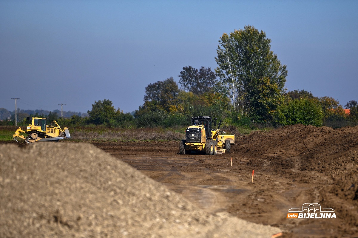 InfoBijeljina na licu mjesta: Autoput Rača - Bijeljina gradi 12 teških mašina i 21 kamion kiper (FOTO, VIDEO)