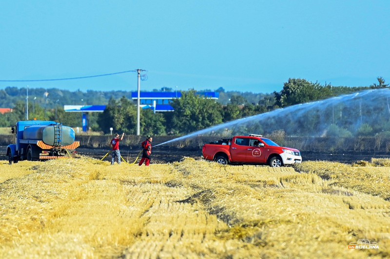 Uspostavljen saobraćaj na bijeljinskoj obilaznici, vatrogasci ostaju dežurati (FOTO)