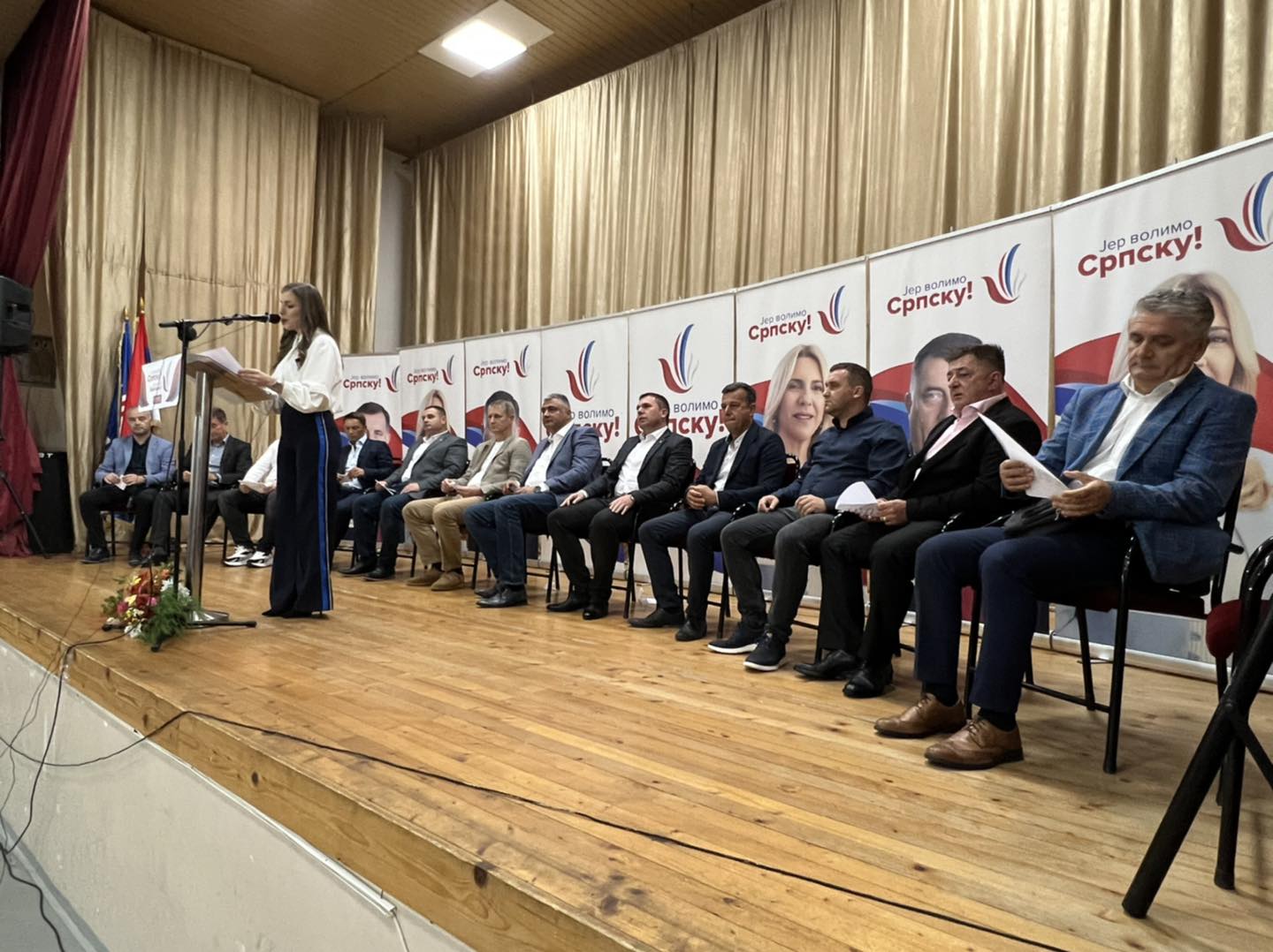 Dvorovi: Jedinstvena podrška Semberije Cvijanovićevoj i Dodiku (FOTO)