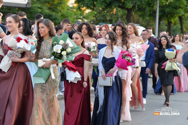 Počele maturske proslave u Bijeljini: Gimnazijalci uljepšali grad (FOTO)