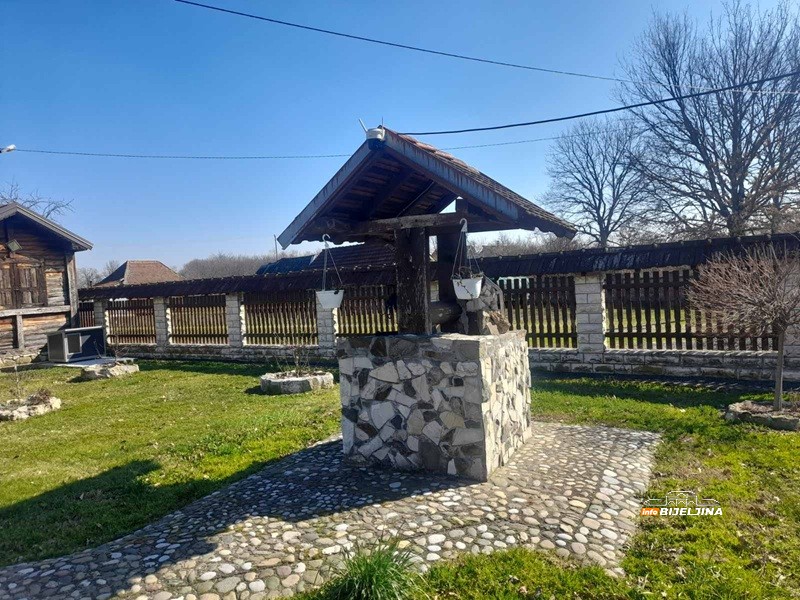 Semberac pravi rakije od koprive, srijemuša, đumbira i ananasa, na redu lubenica: “Ljekovite za imunitet, jetru, srce…” (FOTO)