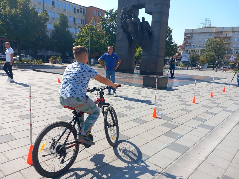 Poligon na bijeljinskom trgu – mališani uče o pravilima u saobraćaju (FOTO)