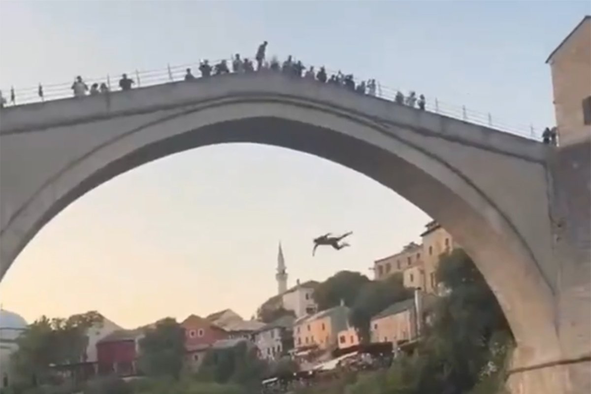 Turista skočio sa Starog mosta, Mostarci ga pretukli (VIDEO)