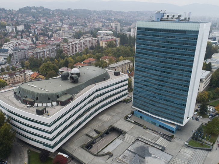 Ekonomisti poručuju: „Ako nema budžeta – nema ni plata političarima!“