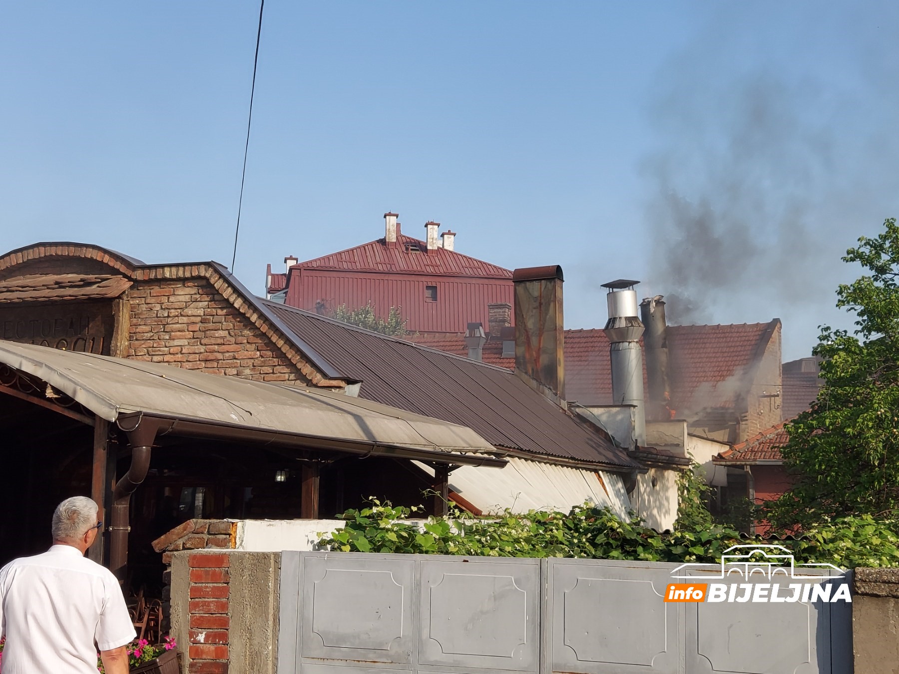 U centru Bijeljine izbio požar na krovu restorana (FOTO)