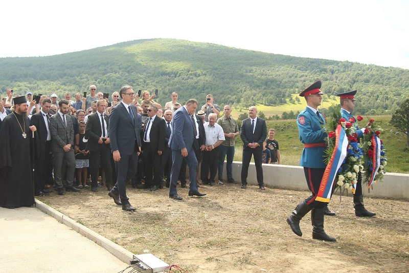 Dodik i Vučić položili vijence: Nećemo zaboraviti srpske žrtve na Petrovačkoj cesti