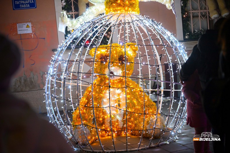 Novogodišnja rasvjeta obasjala Bijeljinu (FOTO)