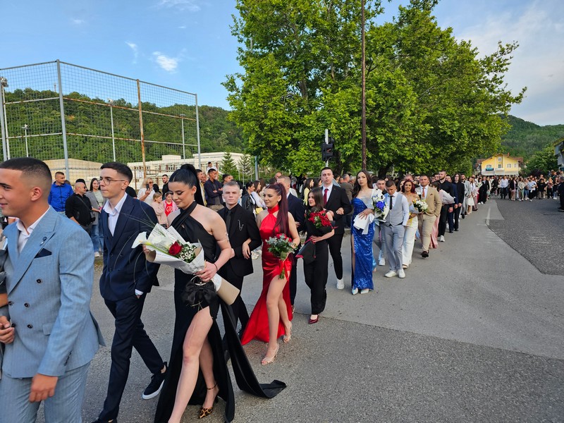 Maturanti prodefilovali ulicama Ugljevika: Najljepše je đačko doba (FOTO)