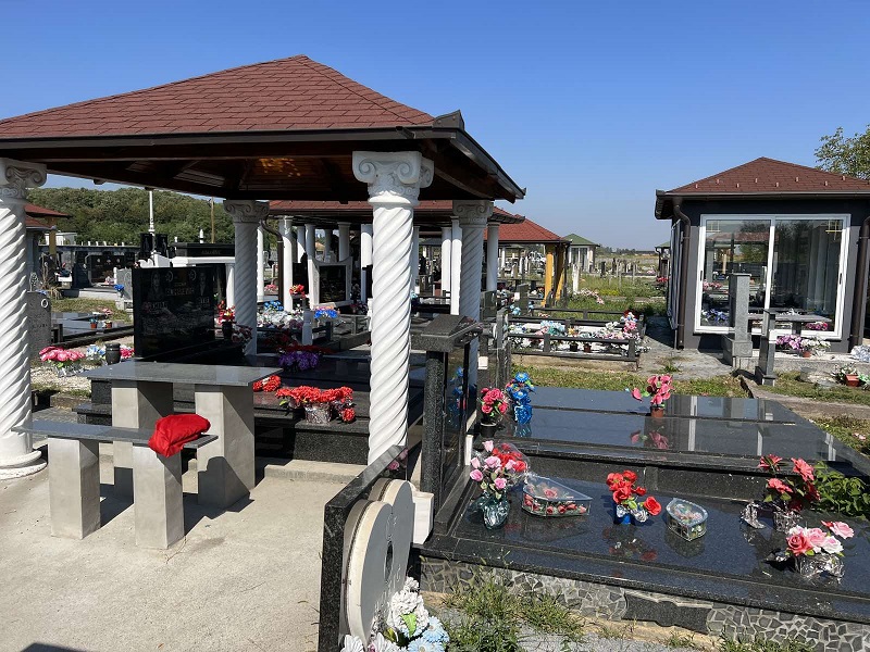Neobične nadstrešnice na Romskom groblju u Bijeljini (FOTO)