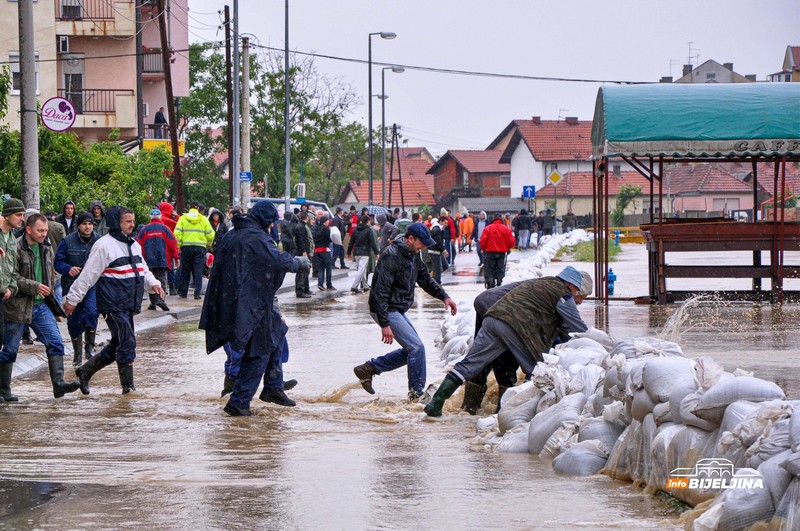 Deset godina od katastrofalnih poplava u Semberiji – prizori koji se ne zaboravljaju lako (FOTO)