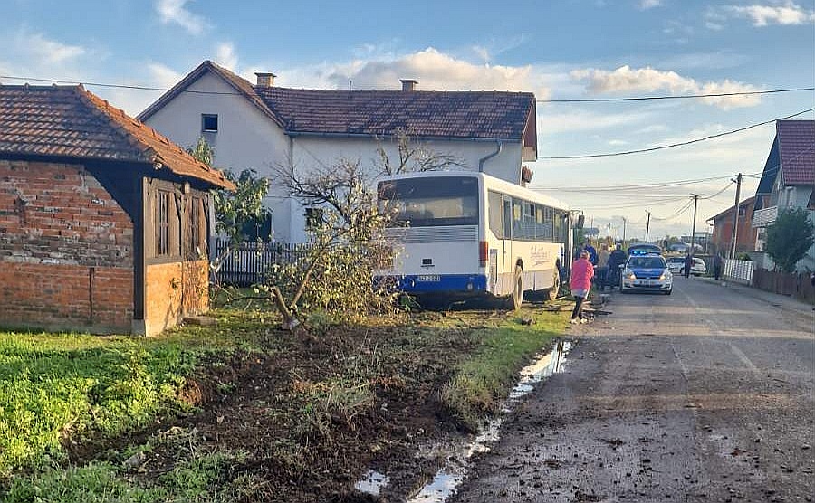 Nezgoda kod Bijeljine: Autobus udario u kuću (FOTO) 