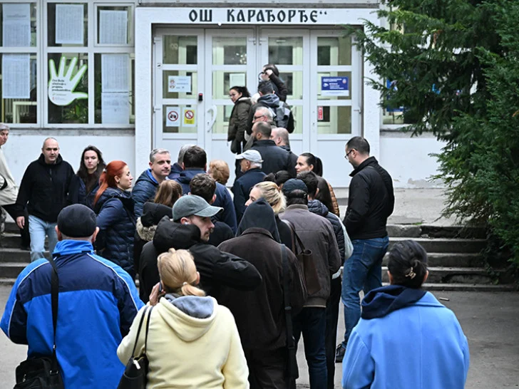 Vanredni parlamentarni izbori u Srbiji: Otvorena birališta, građani biraju između 18 lista