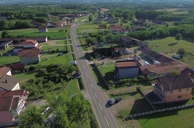 Veliki požar kod Bijeljine, izgorio objekat u kojem su bili kombajni i traktori (FOTO)