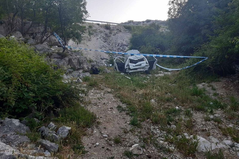 Automobil sletio u provaliju u Crnoj Gori, poginuli majka i beba (FOTO)