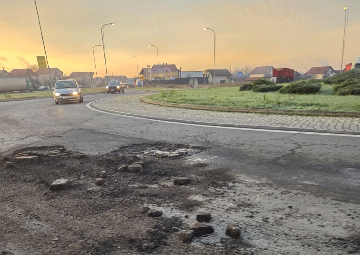 Vozači, oprez: Krater u kružnom toku na ulazu u Patkovaču (FOTO)