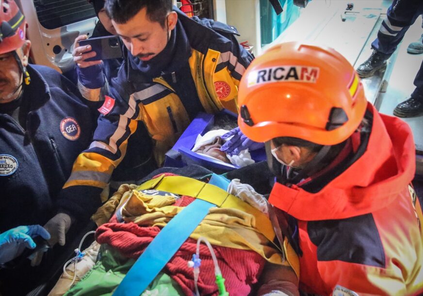 SPASEN JOŠ JEDAN ŽIVOT Žena izvučena iz ruševina zgrade 7 dana poslije zemljotresa