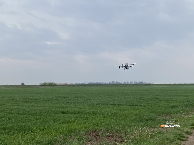 Dron zamijenio traktor u Semberiji: Sav posao završen za 90 minuta, stigla ušteda i znatno veći profit (FOTO)