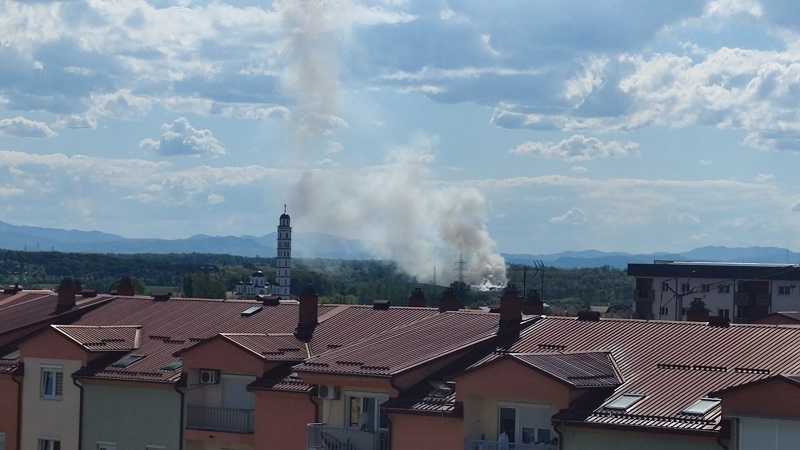 Požar na regionalnoj deponiji u Bijeljini, vatrogasci na terenu (FOTO)