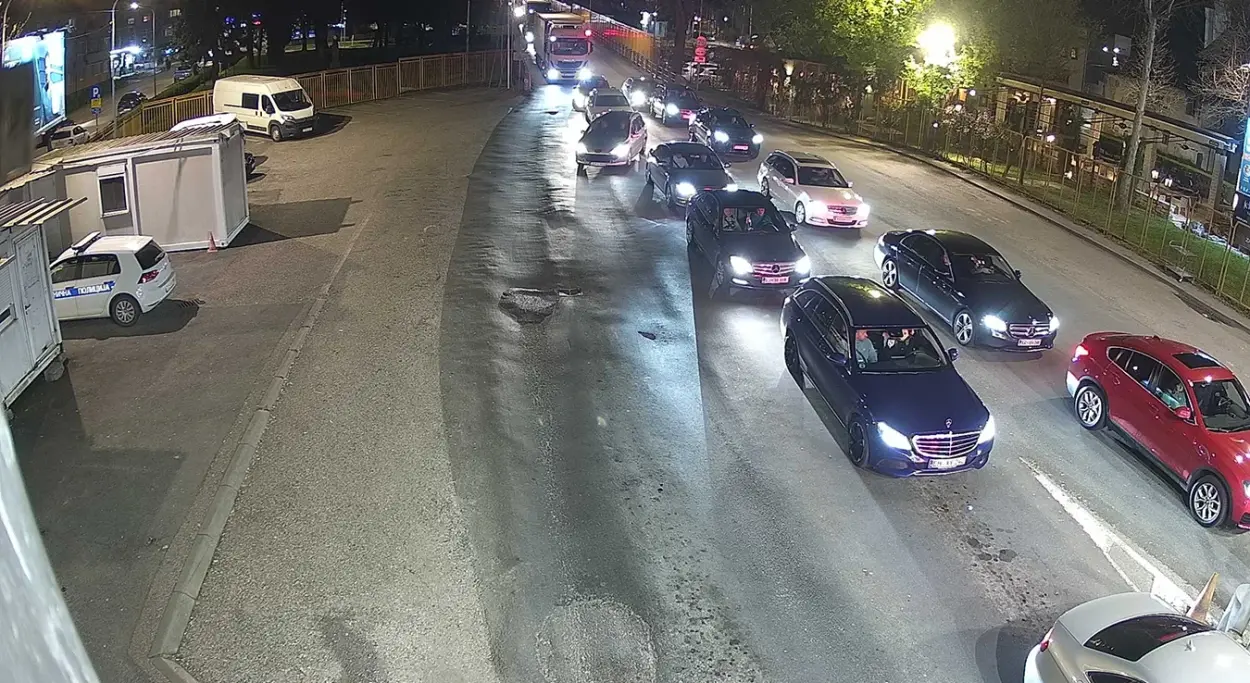 U koloni čekali osam sati: Nevjerovatne gužve na granici