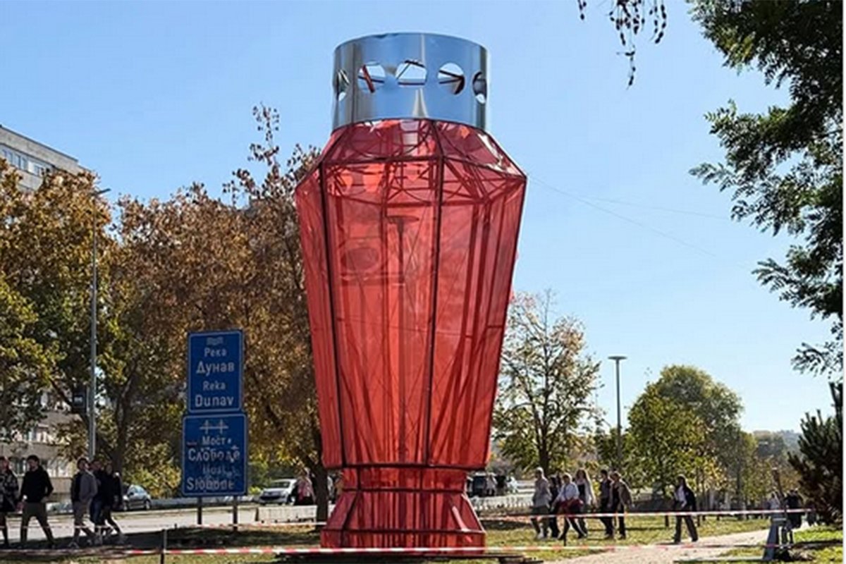 Pijanist postavio veliki crveni lampion za žrtve tragedije u Novom Sadu