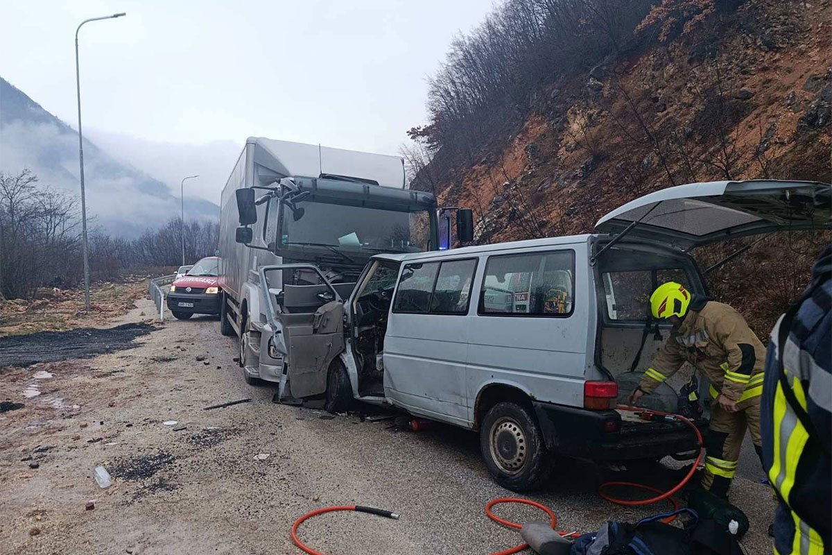 Policija o nesreći na putu Sarajevo-Pale: Žena poginula, osam osoba povrijeđeno